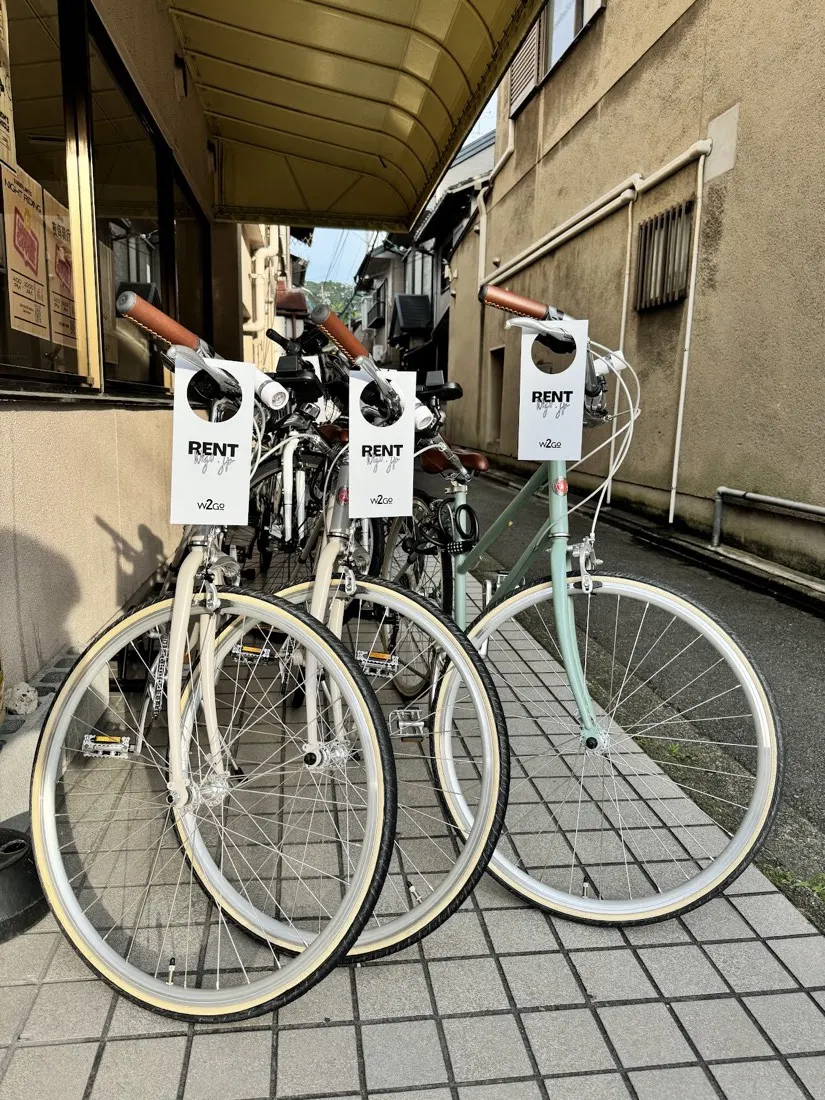 매장 문 앞에 세워 둔 tokyobike 세 대