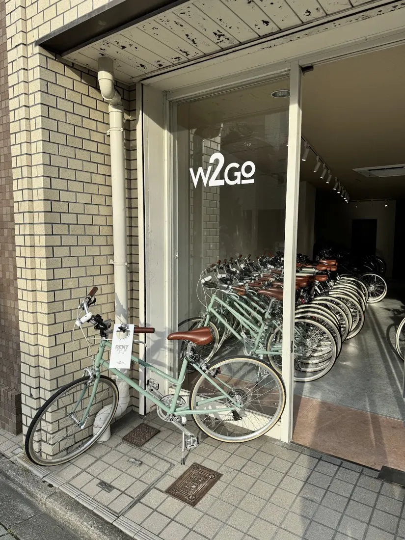 히가시야마의 w2go 매장, 유리문 앞에 민트색 tokyobike