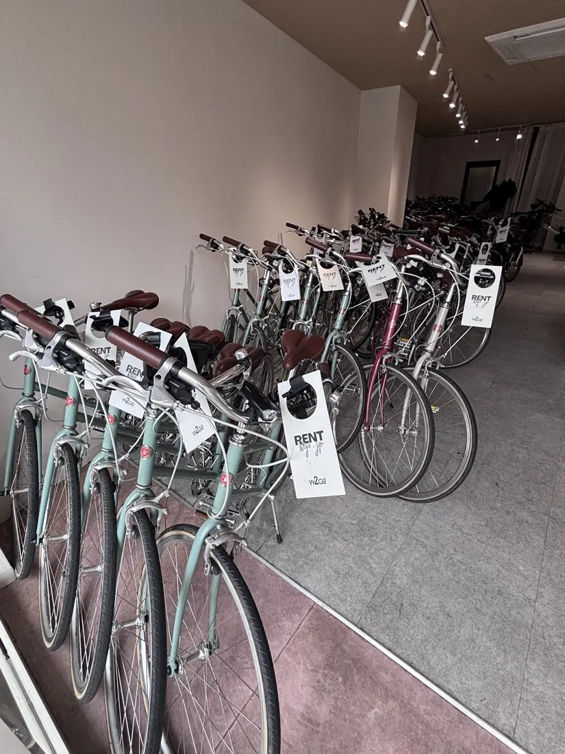 매장 안, 대여 태그를 단 tokyobike가 길게 늘어서 있다
